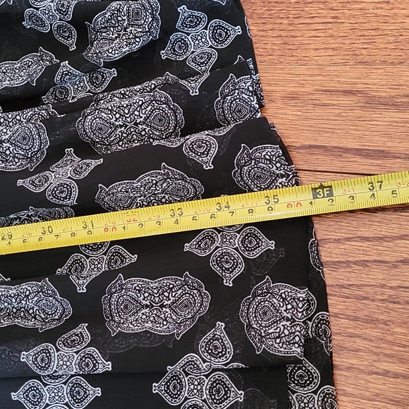 Rose and Olive Tiered Hemline Vee Neckline Graphic Print Dress - Size Medium - Picture 12 of 14